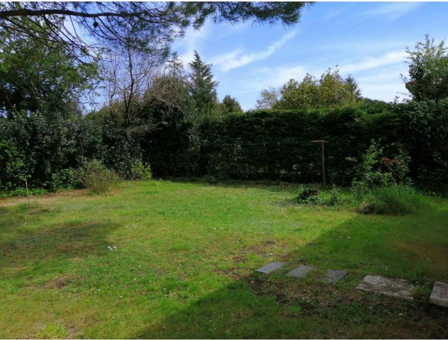Emplacement De Toile De Tente Dans Jardin Cugand Екстериор снимка